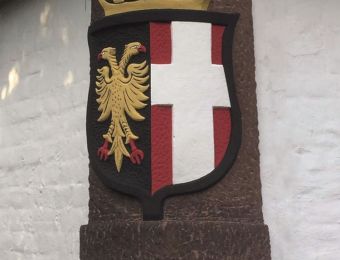 Neusser Stadtwappen an der Aurinstraße. Bildhauer Günther Happekotte 1924-2009